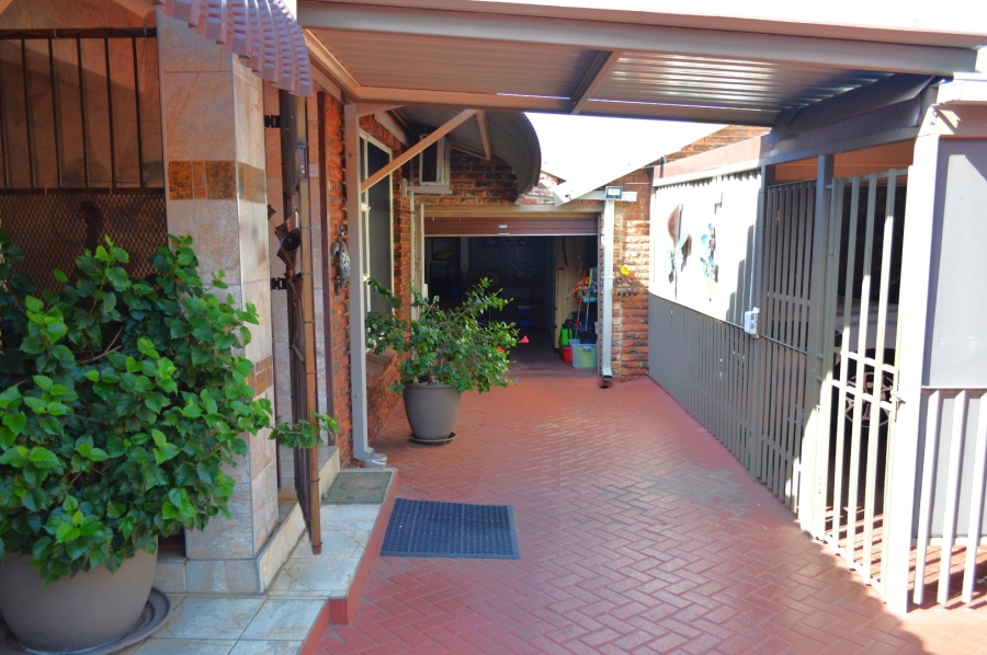 6 Bedroom Property for Sale in Doringkruin North West